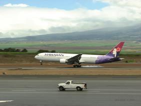 Hawaiian Airlines' Boeing 763 landing @ Kahului airport