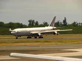 A very odd bird in this part of the world, Airbus 340 L'Armée de l'Air @ Honolulu Airport